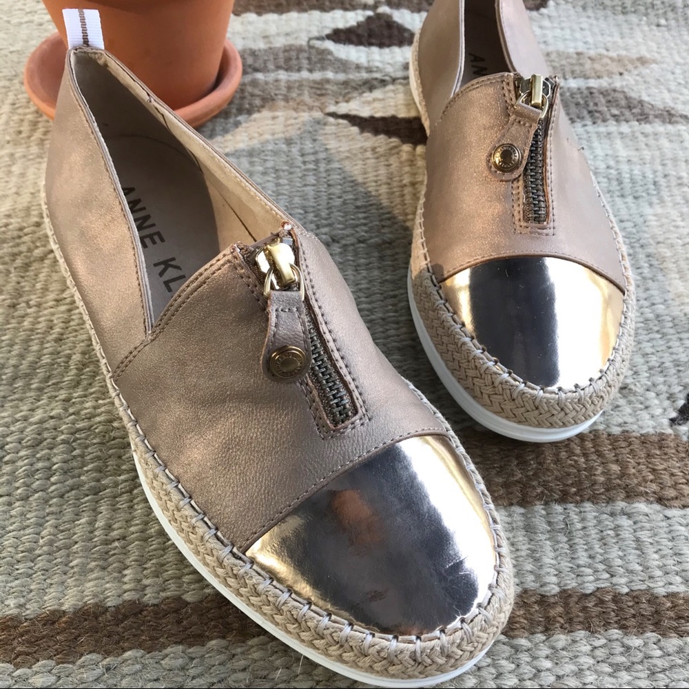 SOLD❤️‍🔥SOLD Anne Klein Gold Espadrille Zip